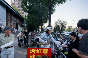 Nữ thạc sĩ từng là giám đốc công ty bất động sản, lương 174 triệu/tháng nay phải đi bán khoai lang ở vỉa hè