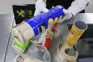Tịch thu 20 cọc tiền mặt trị giá 3,3 tỷ giấu trong 4 hộp khoai tây chiên của nam hành khách