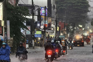 Mưa lớn quay lại Nam Bộ, miền Trung