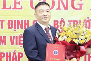 Khám xét, thu giữ thùng carton chứa 4,579 tỷ đồng tiền mặt, 11 sổ tiết kiệm cùng 8 giấy chứng nhận quyền sử dụng đất của cựu Viện trưởng Trần Văn Trường