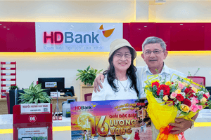 Sau khi làm theo nhân viên tư vấn, người phụ nữ bất ngờ được ngân hàng gọi lên để trao 16 lượng vàng SJC