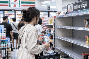 Dân Bangkok đổ xô tích trữ thực phẩm chống lụt, nhiều cửa hàng 7-Eleven bị vét sạch hàng hóa