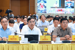 Thống đốc Phạm Đức Ấn lắng nghe Thủ tướng Lê Minh Hưng nói về ‘con đường duy nhất’ để tăng trưởng 2 chữ số