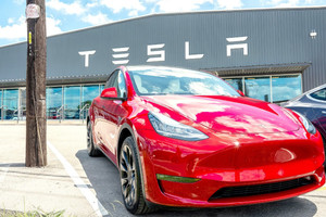 Chủ xe điện người Mỹ gốc Việt đâm đơn kiện Tesla với cáo buộc xe tự tăng tốc vượt đèn đỏ