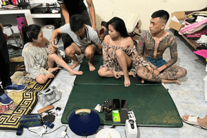 Kiểm tra nhà của Phạm Thị Linh lúc 00h40, tịch thu 1 đĩa sứ, 1 túi nilon, 10.000 đồng tiền mặt, 1 CCCD: Công an ra lệnh bắt giữ khẩn cấp 2 người