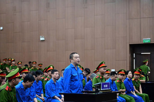 Vợ cựu Viện trưởng Viện pháp y tâm thần khai về việc chồng mang những bọc tiền về nhà