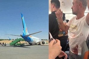 Hai phi công xô xát trong buồng lái khiến máy bay Boeing chở 180 người lao xuống gần 4.300m, buộc hạ cánh khẩn cấp