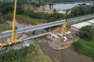 Phát hiện những đoàn xe chở dầm cầu nặng 55 tấn, dài 28m di chuyển trên quốc lộ để thực hiện nhiệm vụ đặc biệt