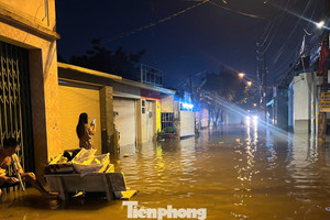 Hàng trăm nhà dân ở TPHCM ngập từ đêm đến sáng: 'Nước dâng nhanh, chỉ chưa đầy nửa giờ đã tràn vào'