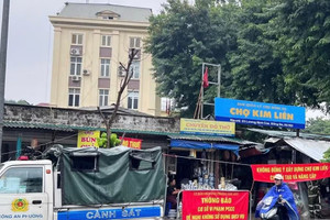Chủ tịch Hà Nội yêu cầu bố trí kinh doanh tạm cho 200 tiểu thương chợ Kim Liên