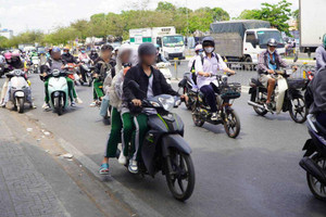 Có 4 trường hợp đi xe máy chở quá quy định nhưng không bị xử phạt