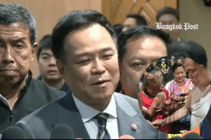 Thủ tướng nền kinh tế lớn thứ 2 Đông Nam Á rút tiền túi phát cho dân chống lũ ngay giữa đêm, khẳng định là ‘tiền trong sạch’