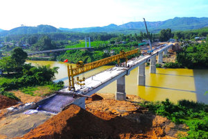 Chỉ ít tuần nữa, chính thức thông xe cầu mới bắc qua thượng nguồn sông Hương, thay thế hoàn toàn cầu treo ‘già cỗi’