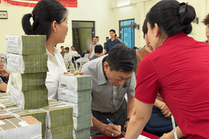 Người dân xếp hàng để nhận tiền bồi thường tại dự án 6 tỷ USD do Vingroup đầu tư