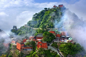Dãy núi linh thiêng có 72 đỉnh, sở hữu Kim Điện làm bằng 405 tấn đồng mạ vàng, hút 14 triệu lượt khách mỗi năm