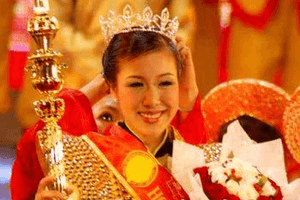 Hoa hậu Việt duy nhất là hậu duệ danh thần nhà Lê, từng được cựu Tổng thống Mỹ trao bằng khen, có cuộc sống viên mãn bên chồng Tây