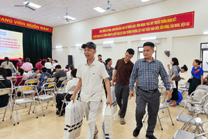 Vingroup (VIC) tiếp tục chi trả bồi thường tại dự án 162.000 tỷ, người dân mang bao tải tiền đi đựng