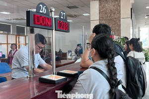 Khổ sở trong vai giám đốc, cú sốc 'tuýt còi' xuất cảnh