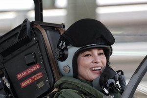 Khoảnh khắc Nhà vua Thái Lan dõi theo Hoàng hậu lái tiêm kích Gripen