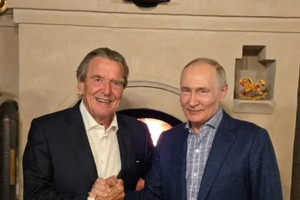 Đức phản ứng vì cựu thủ tướng dự sinh nhật Tổng thống Nga Putin