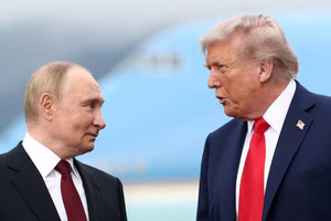 Ngoại trưởng Liên minh châu Âu nổi giận vì cú bắt tay của ông Trump và ông Putin