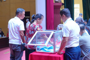 Một người dân vừa bốc thăm được căn hộ tái định cư 123m2 sau khi nhường đất làm đường, cả hội trường vỗ tay chúc mừng