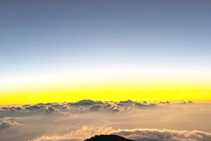 Việt Nam có đỉnh núi cao 2.860m, mùa đông băng tuyết phủ trắng tựa trời Âu, là điểm săn mây hấp dẫn dân mê trekking