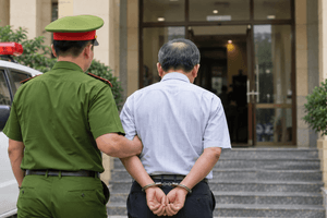 Khởi tố, cấm đi khỏi nơi cú trú đối với cán bộ địa chính sinh năm 1979