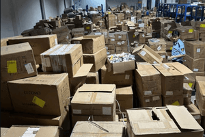 Khám xét công ty của Giám đốc Lý Hồng Thương, tịch thu 233.140 sản phẩm là kem chống nắng, phấn, son môi....trị giá hơn 10,1 tỷ đồng