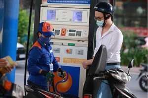 Từ 15h 15/10, giá xăng bất ngờ giảm mạnh