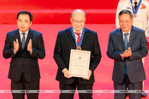 Phó Giáo sư SN 1967 vừa nhận danh hiệu 'Công dân Thủ đô ưu tú' 2026: Là Phó Giám đốc đại học hàng đầu cả nước, được nhận bằng khen từ Thủ tướng