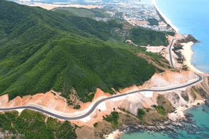 Chính thức thông xe cung đường đèo nối núi - biển đẹp bậc nhất miền Trung: Dài 4,5km, thay thế tuyến đường nguy hiểm
