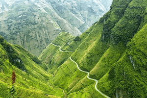 Cung đèo dài 20km hiểm trở bậc nhất Việt Nam được đề xuất làm cáp treo, từng huy động hơn 1.300 thanh niên khoét núi, mở đường