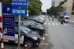 Hà Nội tăng giá trông giữ ô tô vỉa hè, chi phí 'nuôi xe' sẽ ra sao?