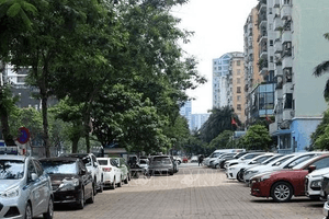 Gửi ô tô ở Hà Nội có nơi lên tới 7,5 triệu đồng/tháng