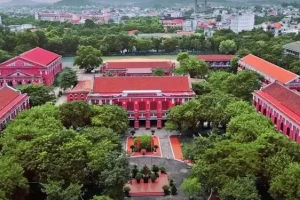 Ngôi trường duy nhất Việt Nam được công nhận Di tích quốc gia đặc biệt, là nơi Danh nhân văn hóa kiệt xuất được UNESCO vinh danh theo học, giữ kỷ lục 8 lần đón cầu truyền hình Olympia