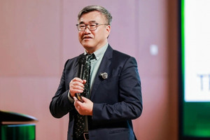 Giáo sư hàng đầu về tim mạch đột tử khi đang dự hội nghị