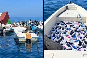 Đắm tàu chở 2.500 container, dân Iran đổ xô ra eo biển Hormuz vớt iPhone và nước hoa