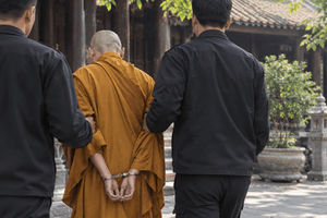 Bắt giữ nhà sư 17 tuổi với cáo buộc quấy rối tình dục nữ du khách tại căn phòng có nhiều tượng Phật lớn