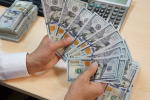 Tỷ giá hôm nay 19/10: USD ngân hàng tăng 20 đồng, tỷ giá trung tâm hạ nhiệt