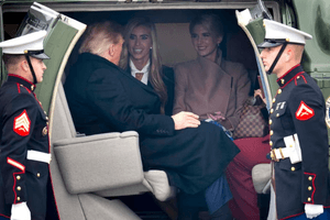 Hình ảnh ông Trump ngồi chung chuyên cơ với 2 mỹ nhân gây sốt cộng đồng mạng