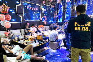 Đột kích quán karaoke ở Bangkok, bắt giữ 13 người Việt Nam dính nghi án mua bán ma túy