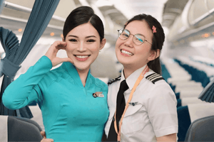 Mức lương của nữ cơ phó Việt bỏ ngành Thiết kế đồ họa, được đại gia đình góp 5 tỷ đồng học phi công