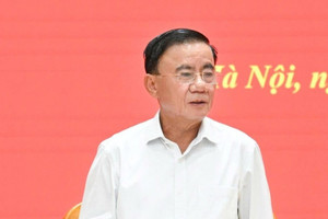 Bộ Chính trị: Đổi mới chính sách tiền lương, đãi ngộ theo vị trí việc làm, khắc phục cào bằng, coi trọng ngạch, bậc