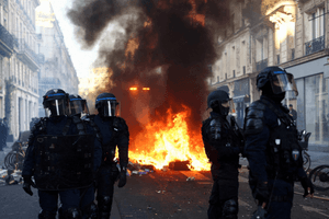 Pháp ban hành lệnh giới nghiêm, Tổng thống Macron bị chỉ trích vì ra nước ngoài giữa lúc bạo loạn