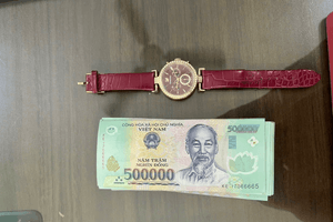 Phát hiện 2 đồng hồ hiệu Rolex, Swarovski và 1 cọc tiền mặt toàn tờ 500.000 đồng: Ai là chủ nhân khẩn trương liên hệ với công an để nhận lại tài sản