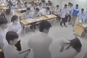 Bắt khẩn cấp nam sinh Hà Nội đấm cô giáo chảy máu ngay tại lớp học