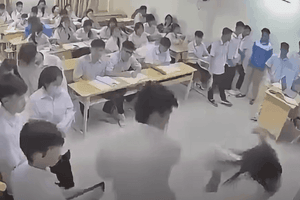 Luật sư phân tích trách nhiệm pháp lý của nam sinh trong vụ đánh cô giáo ở Hà Nội
