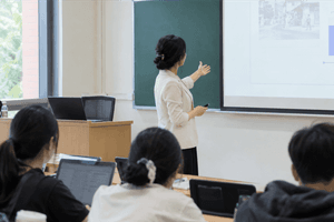 Nữ Giáo sư khởi kiện trường vì bị trả lương thấp hơn đồng nghiệp gần 77 tỷ đồng