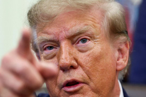 Chi phí sinh hoạt, vấn đề nhập cư phủ bóng bầu cử Mỹ giữa lúc Tổng thống Trump mất điểm